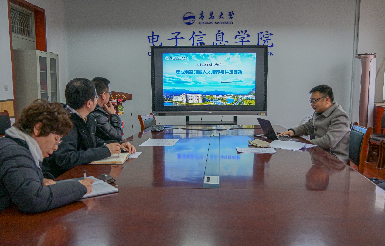 桌子上有一些人在房间内玩体感游戏AI 生成的内容可能不正确。