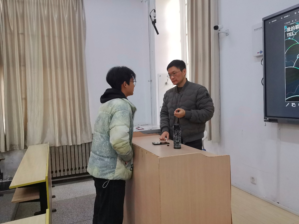 说明: 男人和女人站在房间里AI 生成的内容可能不正确。