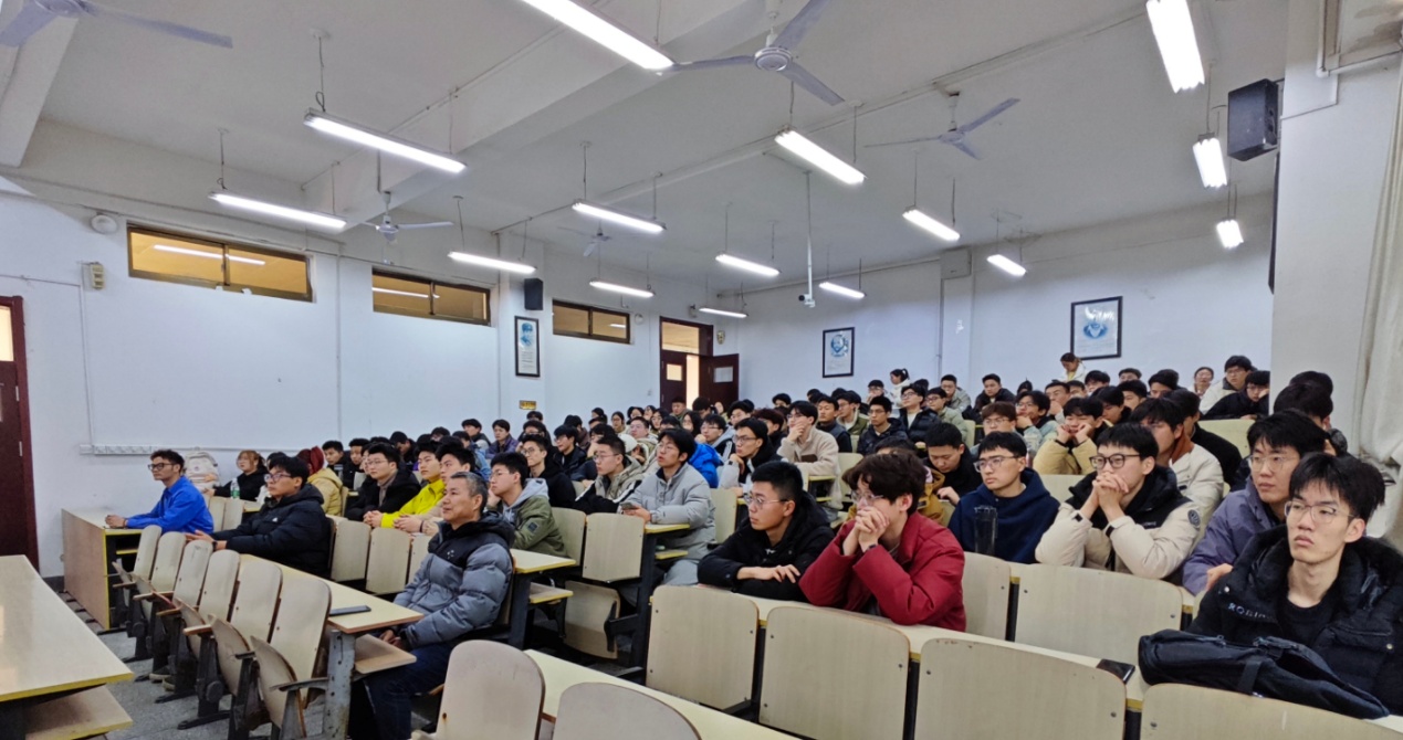 说明: 会议室里的人们AI 生成的内容可能不正确。